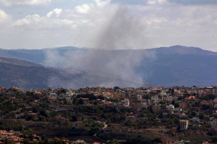 El humo se eleva después de que un bombardeo israelí impactara la ciudad de Khiyam, cerca de la frontera entre Líbano e Israel, en el sur del Líbano, el 19 de septiembre de 2024. El ministro de Salud del Líbano, Firas Abiad, dijo el 19 de septiembre que al menos 37 personas resultaron heridas y más de 2.900 resultaron heridas después de que varios dispositivos de comunicación inalámbrica (buscapersonas) fueran detonados el 17 y 18 de septiembre. El grupo terrorista libanés Hezbolá afirmó en un comunicado que Israel estaba detrás de los ataques. El ejército israelí afirmó que atacó varios objetivos de Hezbolá en el Líbano para "degradar" las capacidades y la infraestructura del grupo, acusando al grupo militante de convertir el sur del Líbano en una "zona de combate". (Líbano, Hizbulá/Hezbolá) EFE/EPA/STR