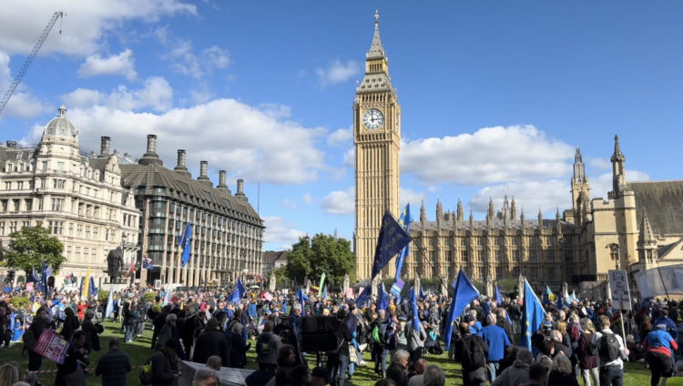 Cientos de personas han recorrido de forma pacífica las calles de Londres este sábado para pedir la vuelta del Reino Unido a la Unión Europea (UE) y el fin del Brexit en la tercera edición de la llamada "National Rejoin March" o 'Marcha Nacional por la Reincorporación'. EFE/Raúl Bobé.