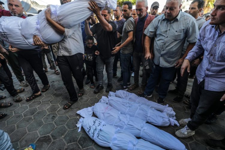 Cercanos de la familia Abu Samak lloran mientras recogen los cuerpos de sus parientes, asesinados este mismo día, tras un ataque aéreo israelí en Deir Al Balah, en el hospital Al-Aqsa, en el centro de la Franja de Gaza, este 23 de septiembre de 2024. EFE/EPA/Mohammed Saber