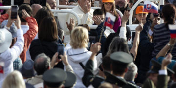 El papa: La Iglesia es prudente sobre los exorcismos, al contrario del cine