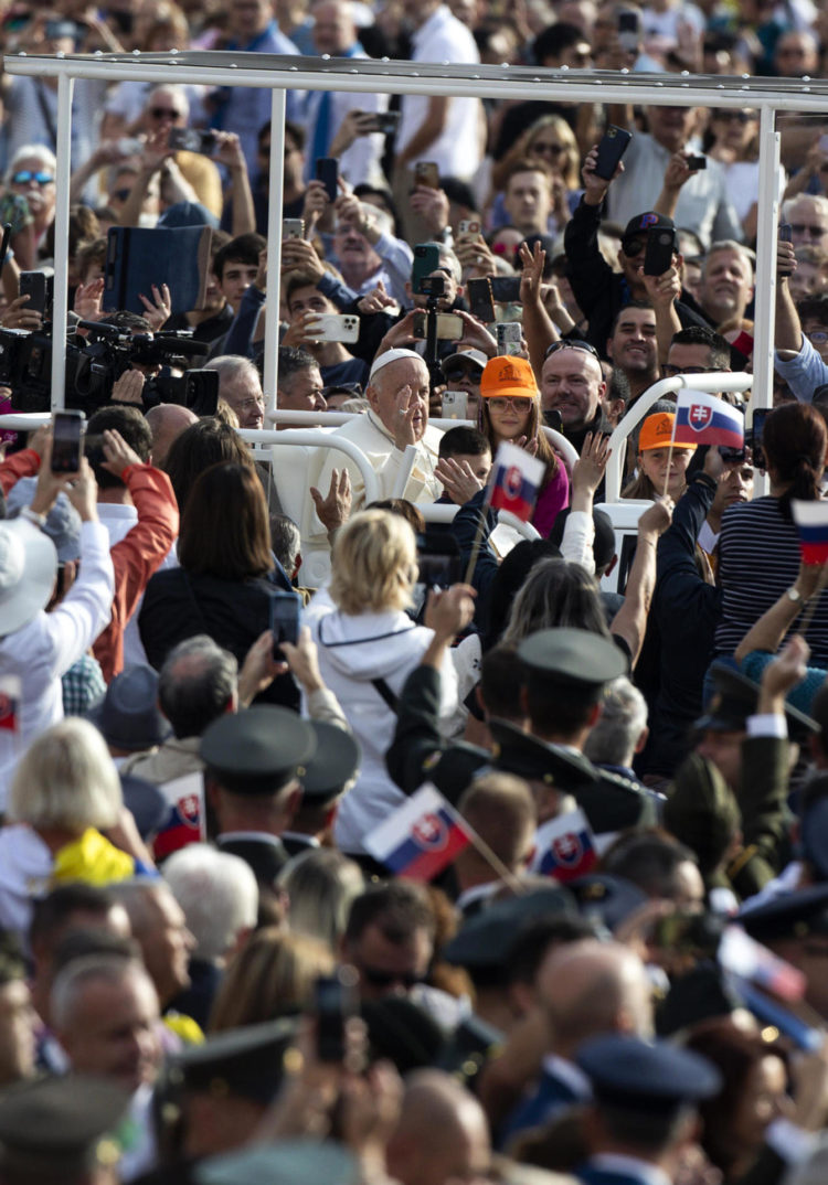 El papa Francisco saluda a los fieles durante la audiencia general semanal en la Plaza de San Pedro, Ciudad del Vaticano, este miércoles.EFE/ Angelo Carconi