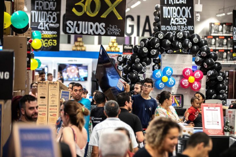 Fotografía de archivo de un establecimiento comercial en donde clientes realizan compras en Sao Paulo (Brasil). EFE/Sebastião Moreira