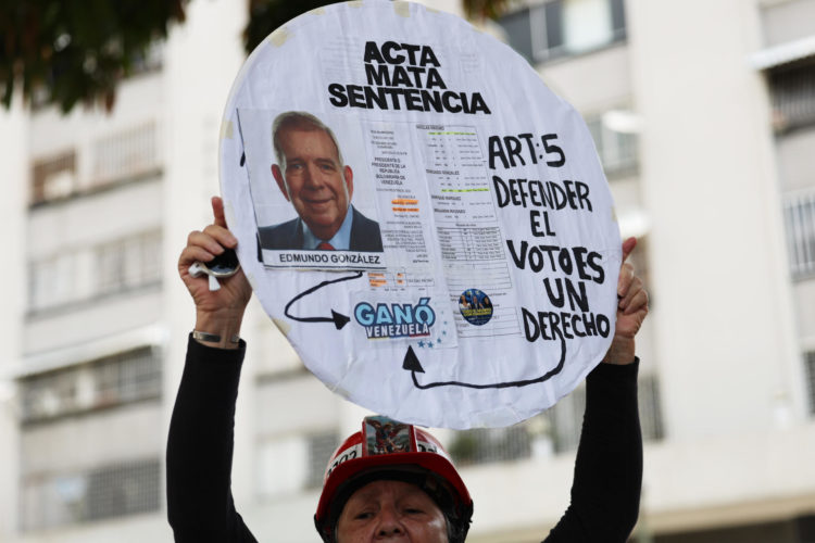 Una simpatizante de la oposición sostiene un cartel en una manifestación este sábado, en la ciudad de Caracas (Venezuela). EFE/ Miguel Gutierrez