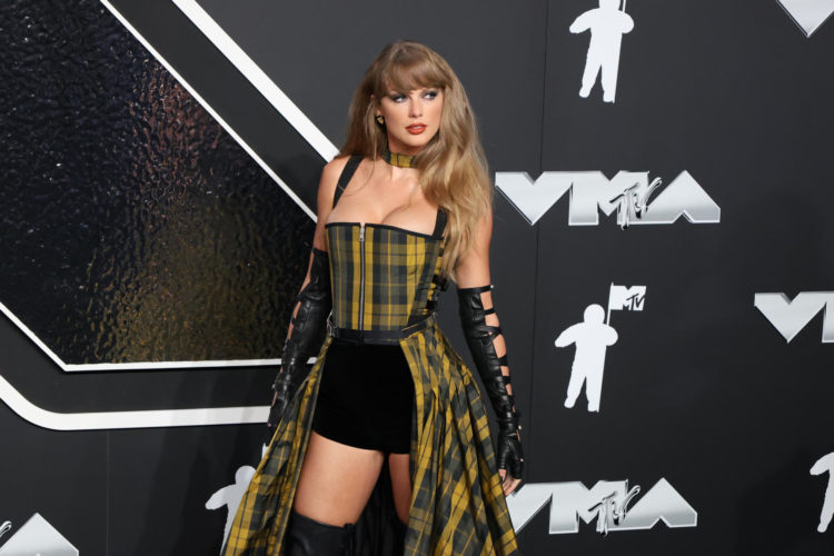 La cantante Taylor Swift posa durante la alfombra roja de los MTV Video Music Awards 2024, en el UBS Arena este miércoles 11 de septiembre de 2024 en Nueva York (Estados Unidos). EFE/ Octavio Guzmán