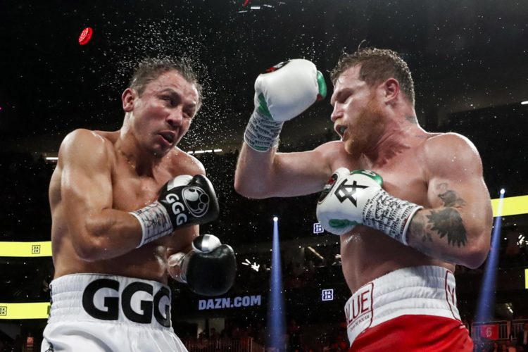 El kazajo Gennadi Golovkin (I) durante su pelea por el título mundial de los superligeros contra el mexicano Saúl 'Canelo' Álvarez, en Las Vegas, el 17 de septiembre de 2022. EFE/EPA/ETIENNE LAURENT