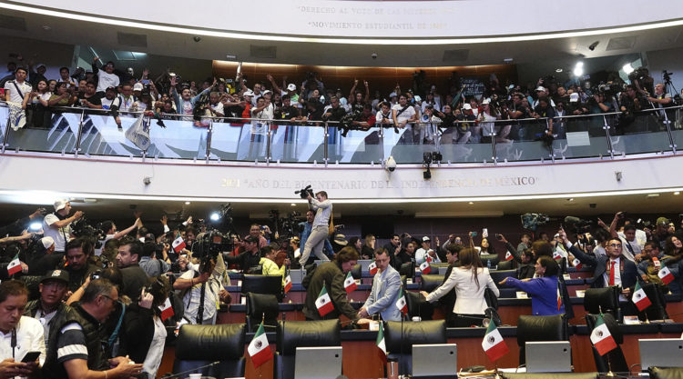 Trabajadores del poder judicial, irrumpen una sesión en contra de la reforma impulsada por el oficialismo ayer martes, en la Cámara de Senadores de Ciudad de México (México). EFE/ Madla Hartz