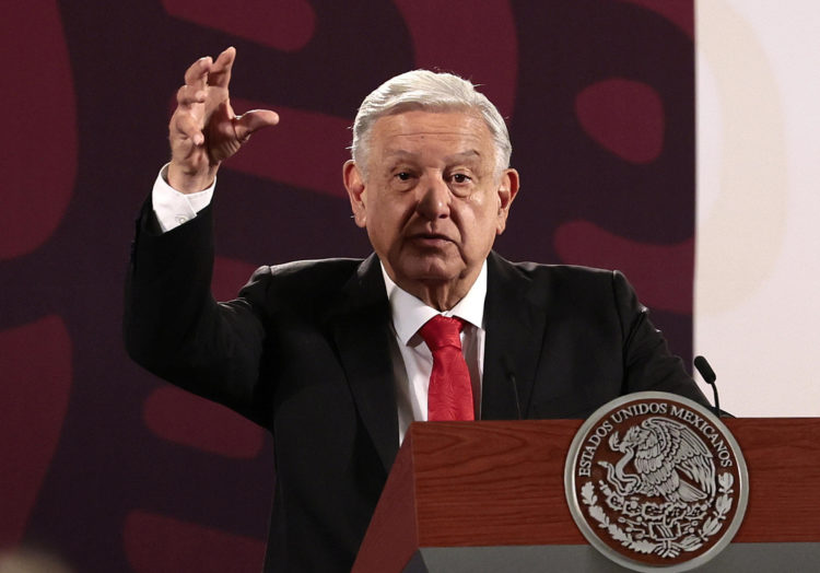 El presidente de México, Andrés Manuel López Obrador, participa durante su conferencia de prensa matutina este miércoles en Palacio Nacional de Ciudad de México (México). EFE/José Méndez