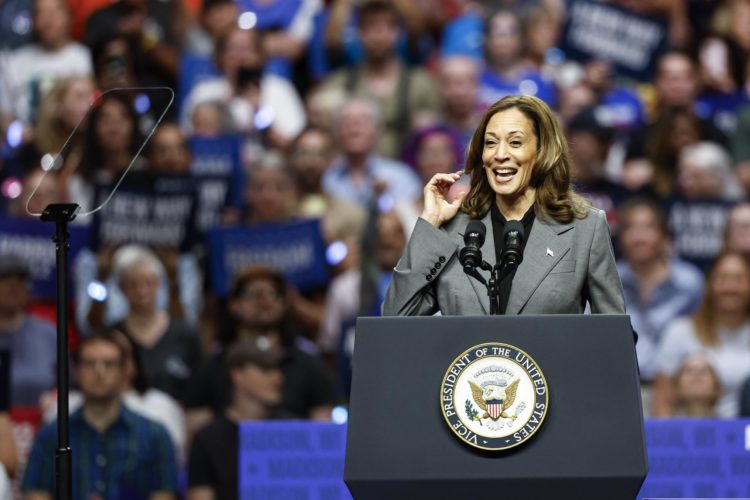 Fotografía de archivo de la vicepresidenta de EE.UU. y candidata presidencial, Kamala Harris. EFE/EPA/KAMIL KRZACZYNSKI