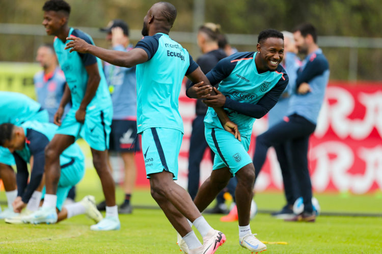 La selección de Ecuador cumple este lunes su último entrenamiento en Quito antes de enfrentar a la selección de Bolivia. EFE/José Jácome