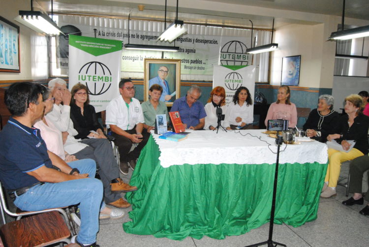 Aspecto del Café Tertulia llevado a cabo en la sede del salón de conferencias del Iutembi.