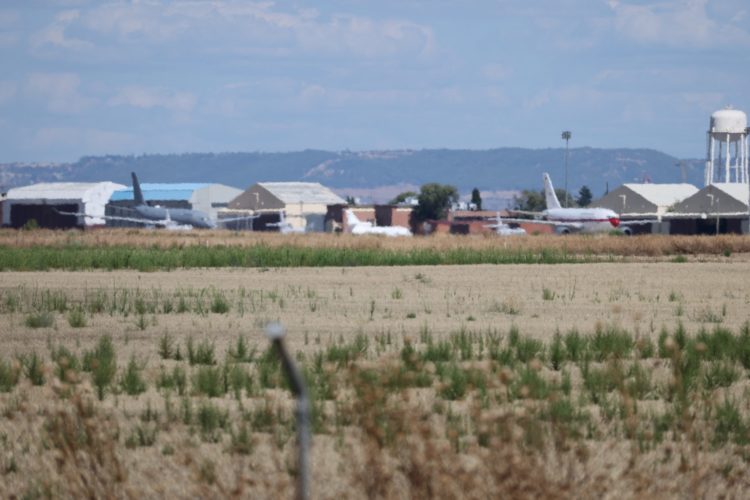 Una imagen tomada el 8 de septiembre de 2024 muestra el avión Falcon (C) en el que supuestamente viajaba el candidato presidencial opositor venezolano por el partido Plataforma Unitaria Democrática Edmundo González Urrutia desde Venezuela, a su llegada al aeropuerto militar de Torrejón de Ardoz en Madrid. Foto: Thomas COEX / AFP