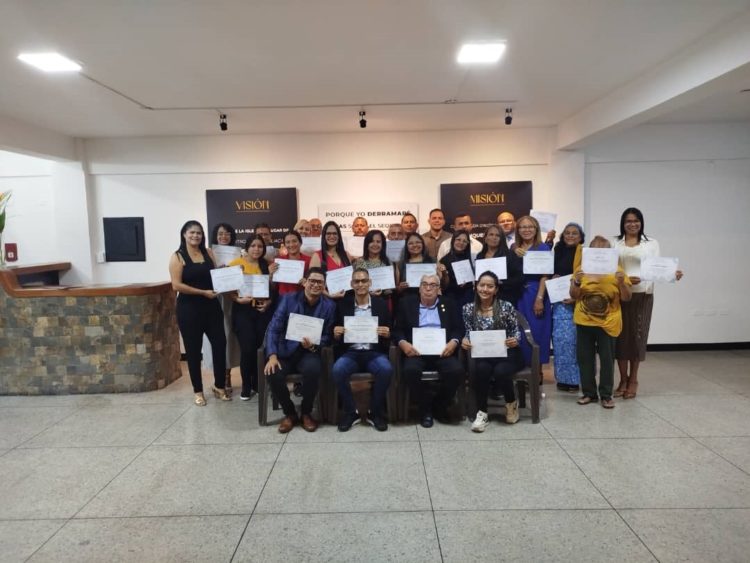 Graduandos y coordinadores del Instituto Transforma