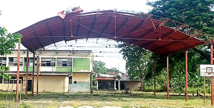 Cancha deportiva del UE “Antonio Nicolás Briceño” de Motatan, se observa el total estado de deterioro y abandono (Fotos Douglas Abreu).