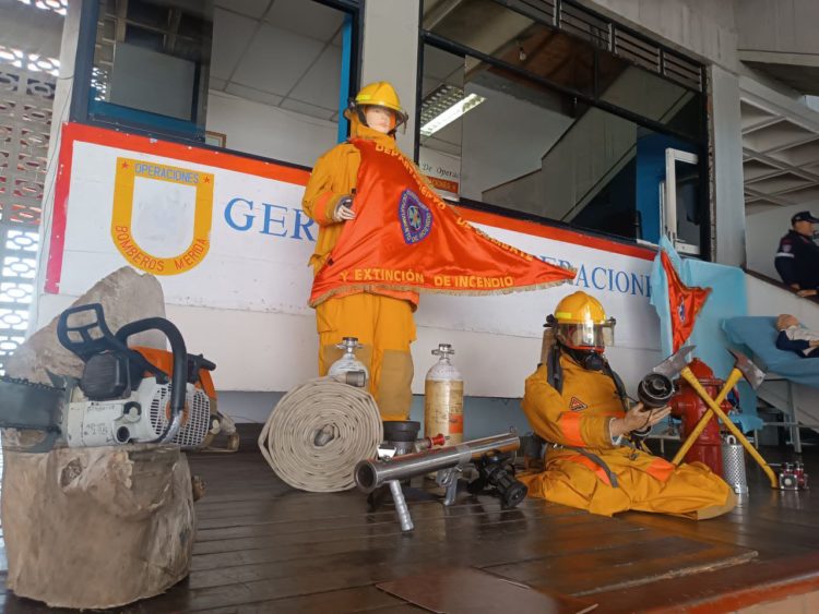 Condecoran a bomberos merideños