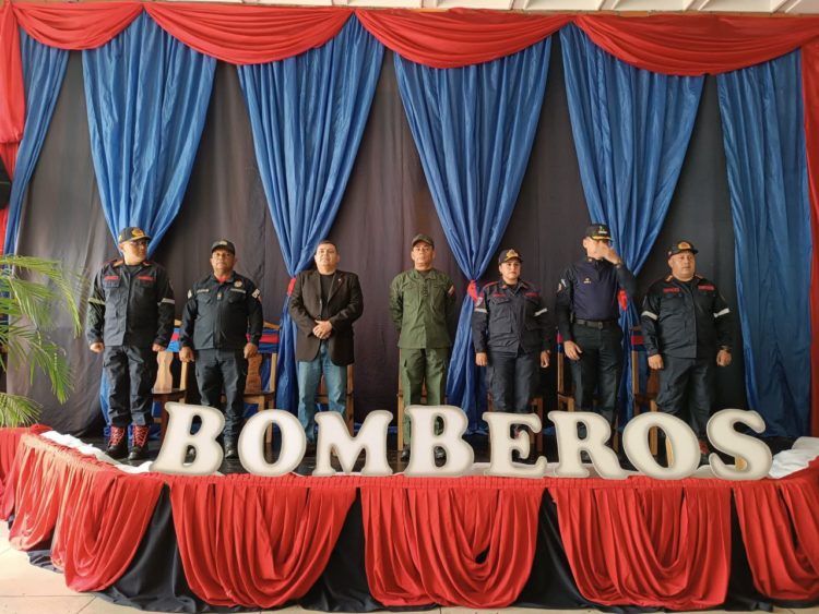 Condecoran a bomberos merideños