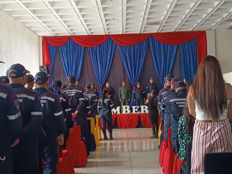 Condecoran a bomberos merideños