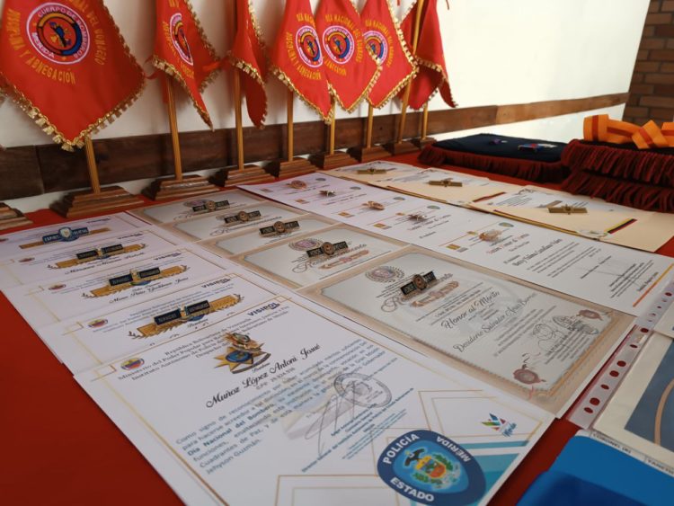 Condecoran a bomberos merideños