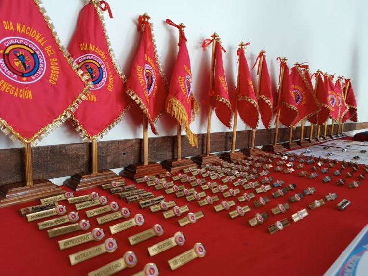 Condecoran a bomberos merideños