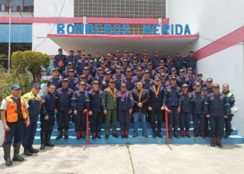 Condecoran a bomberos merideños