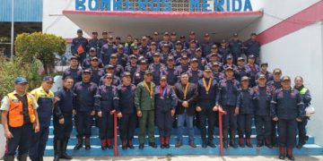 Condecoran a bomberos merideños