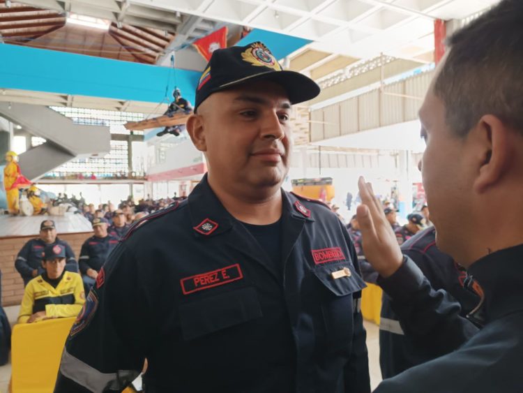 Condecoran a bomberos merideños