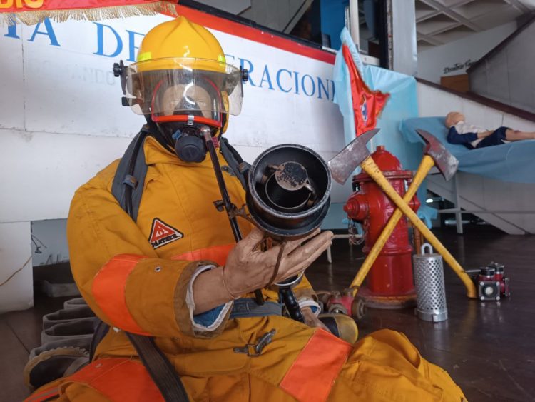 Condecoran a bomberos merideños