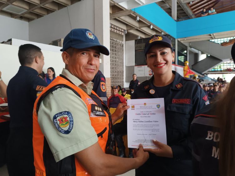 Condecoran a bomberos merideños