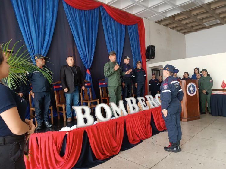 Condecoran a bomberos merideños
