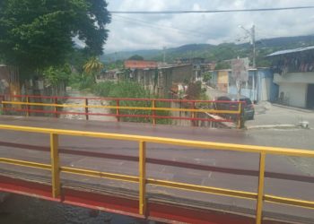 Mejoran paso por el puente sobre quebrada de Escuque en San Luis