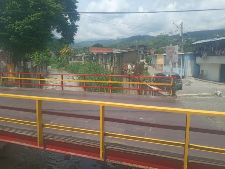 Ya se efectuó la jornada de pintura de puente de San Luis Parte baja.