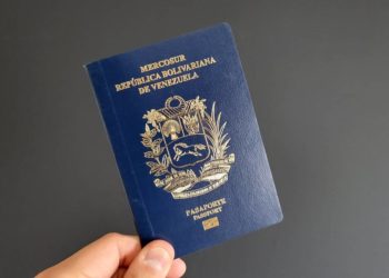 Venezolanos con pasaporte vencido no podrán ingresar al país por vía aérea