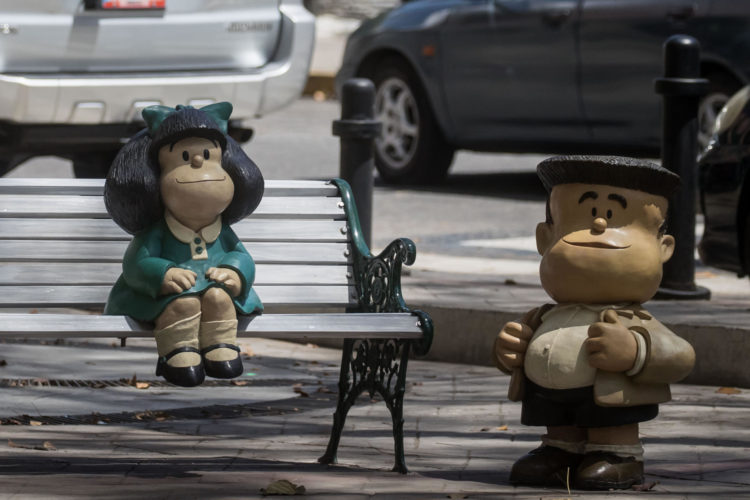 Fotografía de archivo del 23 de febrero de 2024 de una escultura de Mafalda y Manolito, en Caracas (Venezuela). EFE/ Miguel Gutiérrez