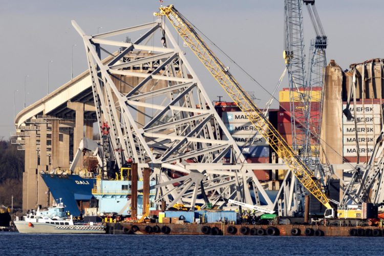 Fotografía de archivo del 5 de abril de 2024 del carguero Dali bajo los restos del puente Francis Scott Key, en Baltimore, Maryland (Estados Unidos). EFE/ Michael Reynolds