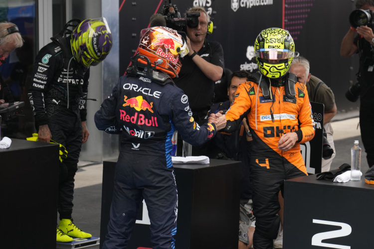 El neerlandés Max Verstappen, del equipo Oracle Red Bull Racing, saluda al británico Lando Norris (d), de McLaren, tras su victoria en el último Gran Premio de España de Fórmula Uno. EFE/ Alejandro García