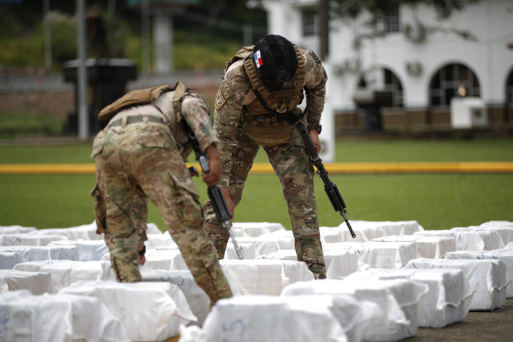 Integrantes del Servicio Nacional Aeronaval acomodan un cargamento de droga incautada en la base del comando general capitán Lloyd Núñez, este sábado, en la Ciudad de Panamá (Panamá). EFE/ Bienvenido Velasco