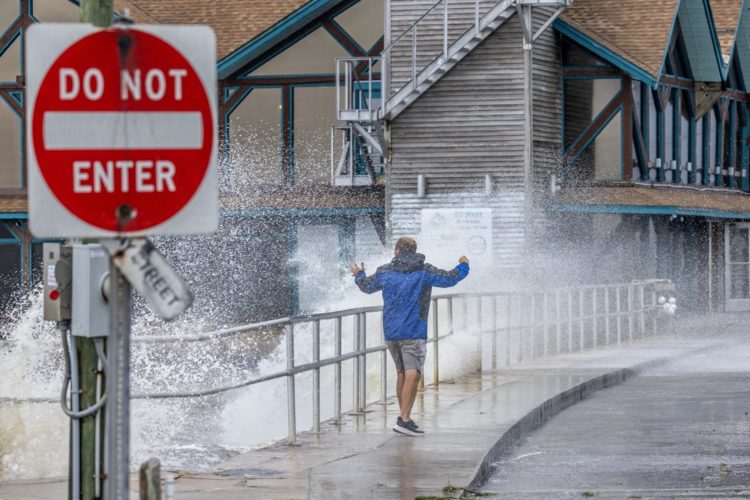 Un visitante desafía el fuerte oleaje, la marejada ciclónica y los fuertes vientos del huracán Helene para tomar fotografías en el centro de Cedar Key, Florida, EE. UU., El 26 de septiembre de 2024. EFE/CRISTÓBAL HERRERA-ULASHKEVICH