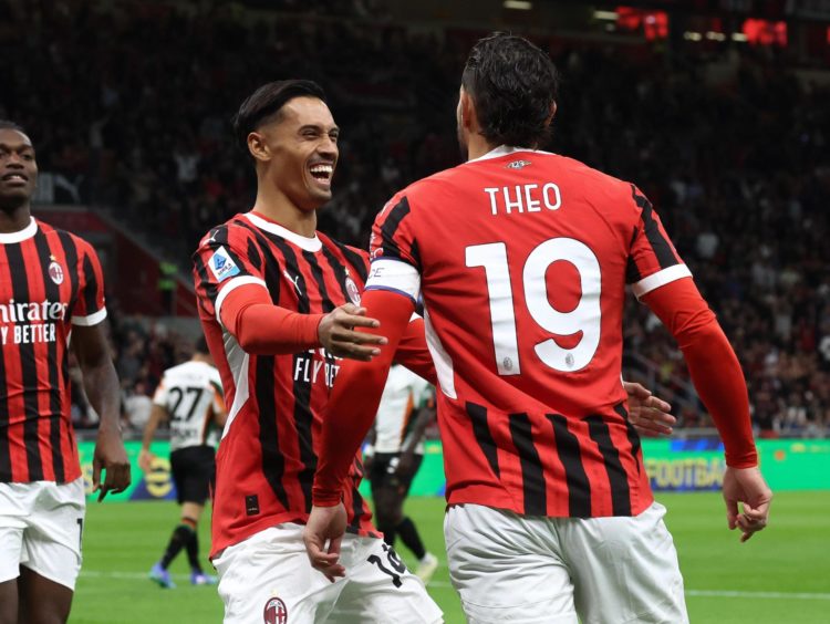 El jugador del AC Milan Tijjani Reijnders celebra el gol con su compñaero Theo Hernandez (d) durante el partido de la Serie A que han jugado AC Milan y Venezia FC, en Milan, Italia. EFE/EPA/ROBERTO BREGANI