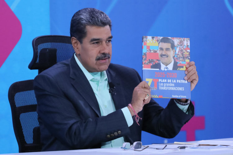 El presidente de Venezuela, Nicolás Maduro, durante su programa semanal de televisión Con Maduro +. EFE/ Prensa Miraflores