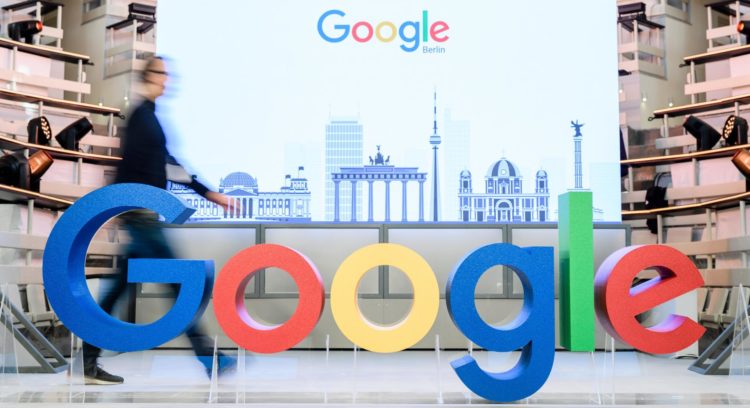 Imagen de archivo de un empleado caminando junto al logotipo de la multinacional estadounidense Google durante la inauguración de la nueva oficina de la compañía en Berlín, Alemania. EFE/ Clemens Bilan