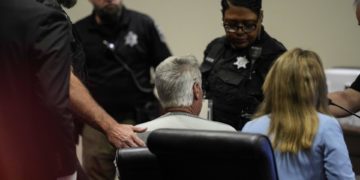 Un juez de EE.UU. acusa a padre e hijo de cargos criminales por tiroteo escolar en Georgia