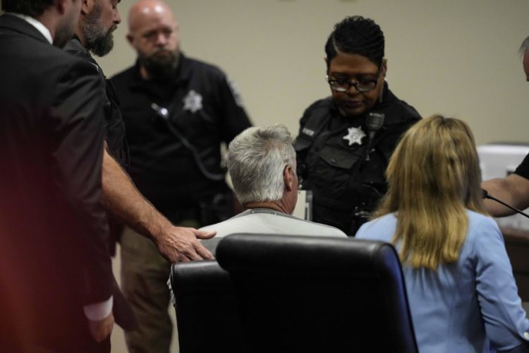 Colin Gray (c), padre de Colt Gray, autor del tiroteo en una escuela en Winder, Georgia (EE.UU.) comparece en un tribunal del circuito de Piedmont. EFE/EPA/BRYNN ANDERSON / POOL