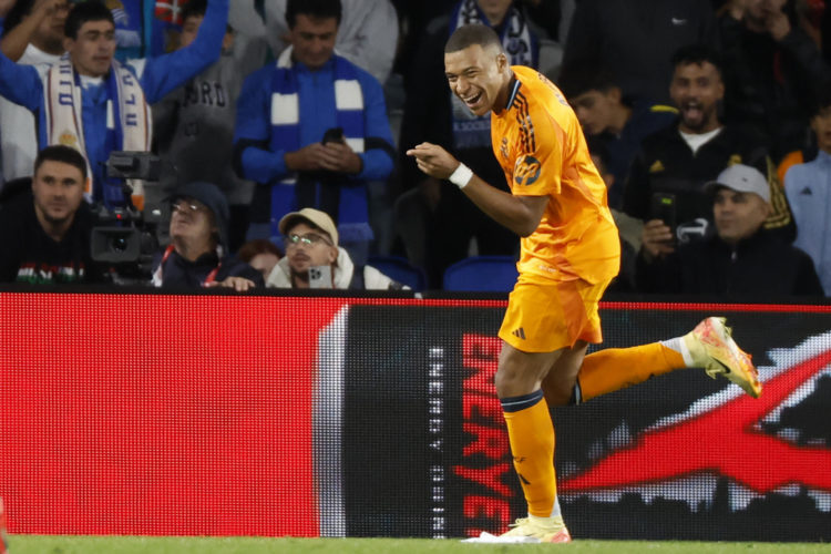 El delantero del Real Madrid Kylian Mbappé celebra su gol durante el partido de la quinta jornada de LaLiga EA Sports entre la Real Sociedad y el Real Madrid, este sábado en el Real Arena de San Sebastián (País Vasco). EFE/Juan Herrero