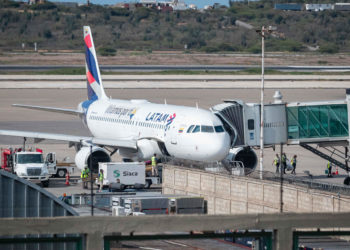 La conexión aérea de Venezuela con el mundo, reducida un 54 % tras suspensión de vuelos