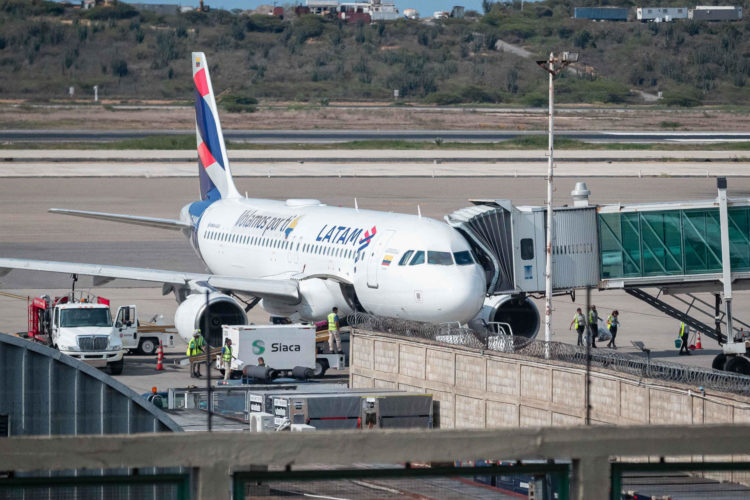 Fotografía de un avión en el Aeropuerto Internacional de Maiquetía Simón Bolívar, este miércoles, en La Guaira (Venezuela). EFE/ Ronald Peña