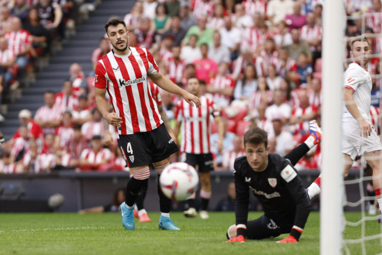 El portero del Athletic de Bilbao, Julen Agirrezabala (d) y Aitor Paredes (i) ante una ocasión del Sevilla FC durante el partido de LaLiga contra el Sevilla este domingo en el estadio San Mamés en Bilbao. EFE/ Miguel Tona