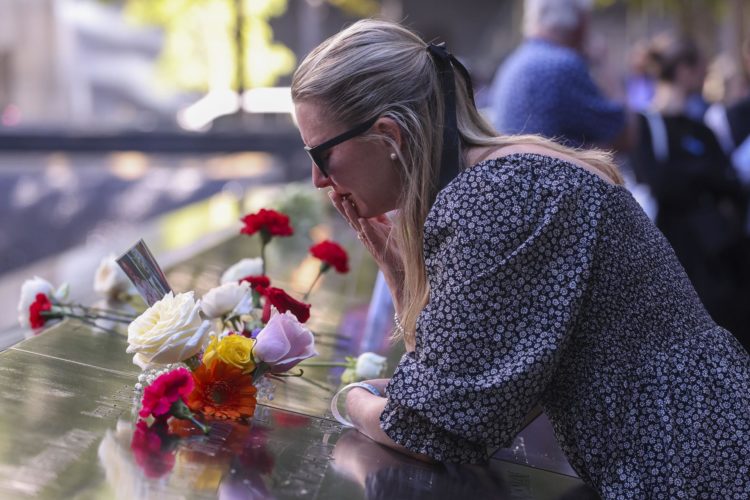 Una mujer llora durante los actos de conmemoración de los 23 años transcurridos desde los ataques terroristas del 11 de septiembre de 2001, en el Memorial y Museo del 11 de septiembre en Nueva York (EE.UU.). EFE/EPA/Sarah Yenesel