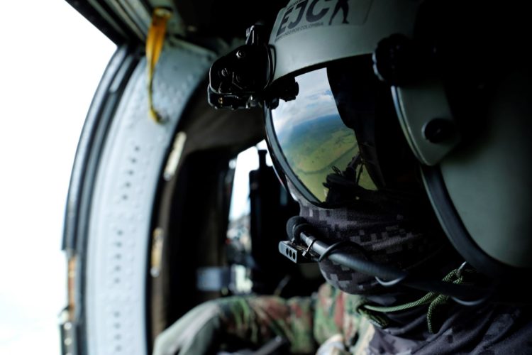 Fotografía de archivo en donde se ve un soldado colombiano a bordo de un helicóptero. EFE/ Mauricio Dueñas Castañeda