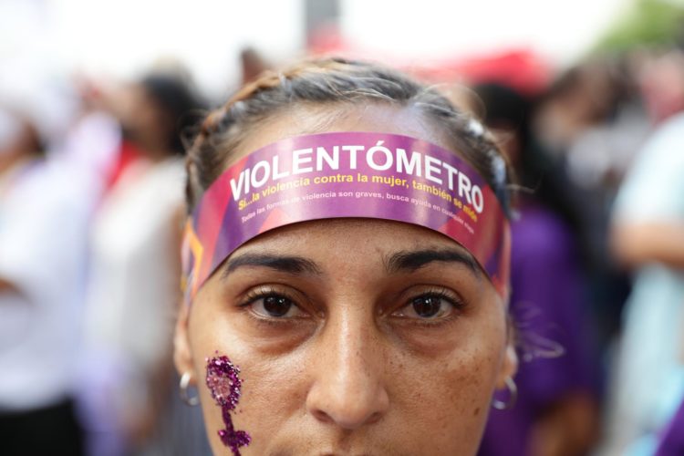 Fotografía de archivo en donde se ven mujeres en Caracas (Venezuela) mientras participan de una marcha para alzar su voz en contra de la violencia de género. EFE/ Rayner Peña