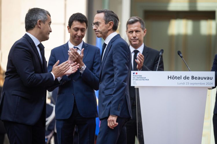 El recién nombrado ministro del Interior, Bruno Retailleau (C), saluda al ministro del Interior saliente, Gerald Darmanin (L), en el Ministerio del Interior en París, Francia, el 23 de septiembre de 2024. EFE/EPA/CHRISTOPHE PETIT TESSON