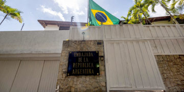 Argentina rechaza decisión de Caracas de revocar a Brasil representación de sus intereses